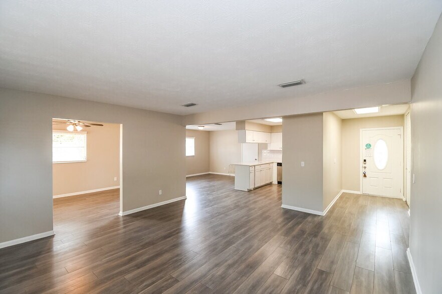 Building Photo - 5942 Jaguar Dr W