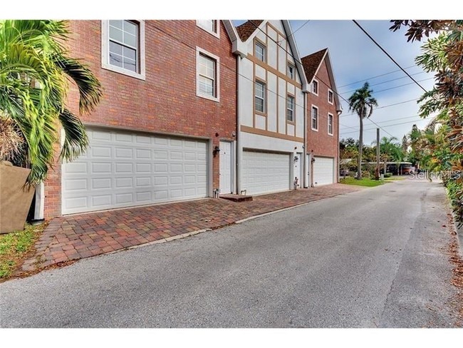 Building Photo - 832 Bay St NE