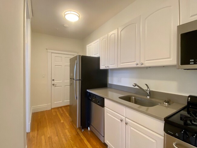 Building Photo - Nicely renovated 2 bed unit with utilities...