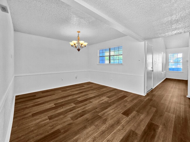 Building Photo - 3BR SFR w/ Garage & Fenced Yard in Fort Worth