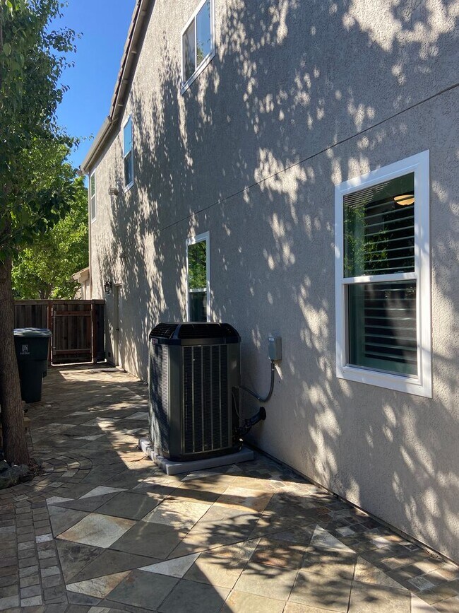 Building Photo - Beautifully remodeled 3 Bdrm+Master retrea...