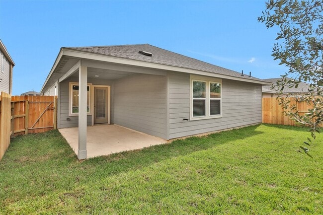 Building Photo - 18095 Martin Pines Dr