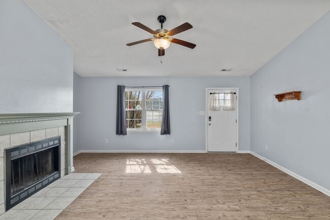 Building Photo - 3 Bedroom 2 Bathroom Home