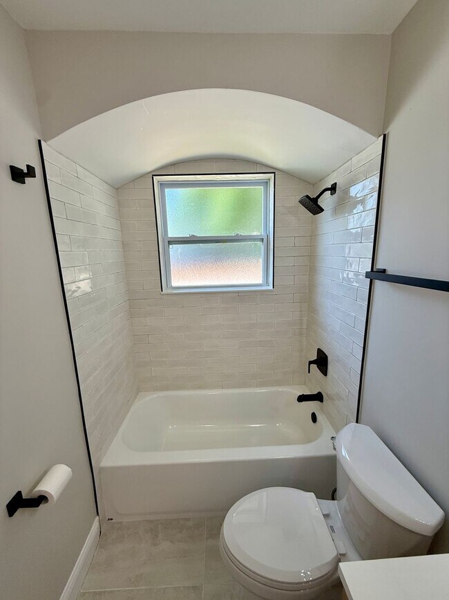Building Photo - Charming 2BR/1BA Home in Kirkwood – Renova...
