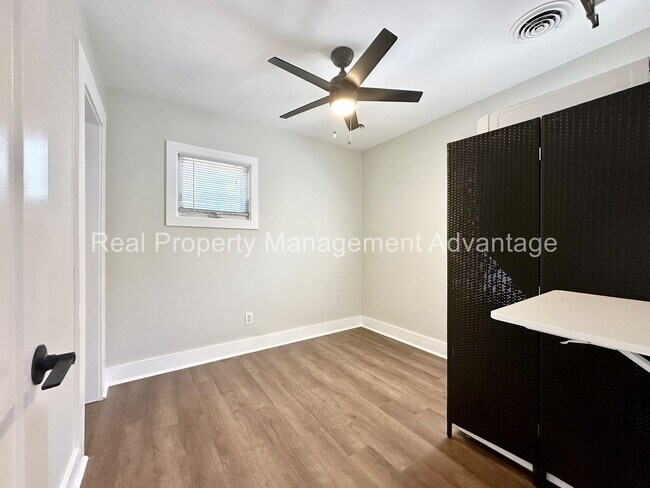 Building Photo - Beautifully Updated 2-Bedroom Home w/ 2-Car Garage Near Martin Road Park!