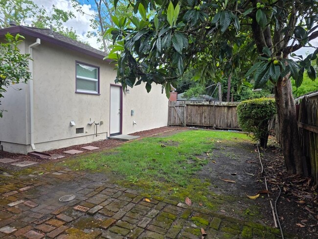 Building Photo - 1545 Brookside Dr