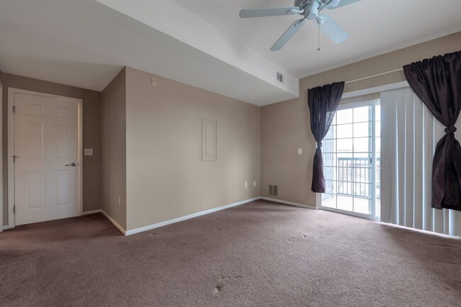 Building Photo - Move-in Ready 2 Bedroom, 2 Bath condo in P...