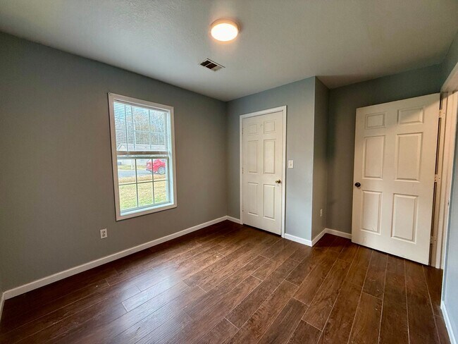 Building Photo - 205 N 18th Ave