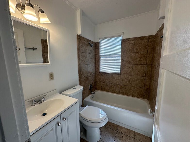 Building Photo - 1272 Lyle Pl NW