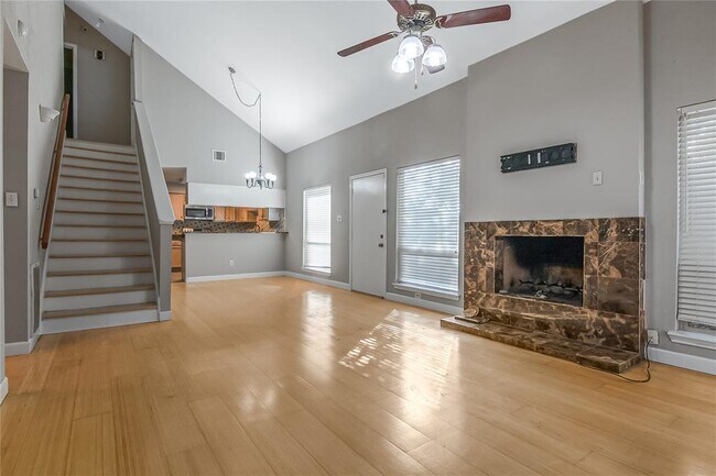 Building Photo - 13975 Hollowgreen Dr