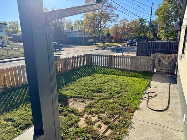 Building Photo - Remodeled 2-Bedroom