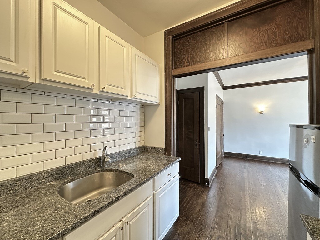 Building Photo - 1367 E 53rd St