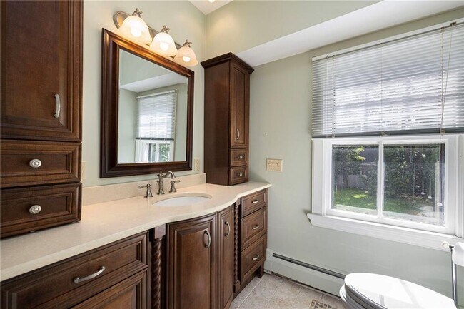 Building Photo - 107 Old Beach Rd