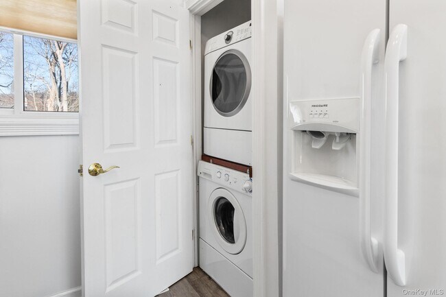 Building Photo - 220 Montauk Hwy