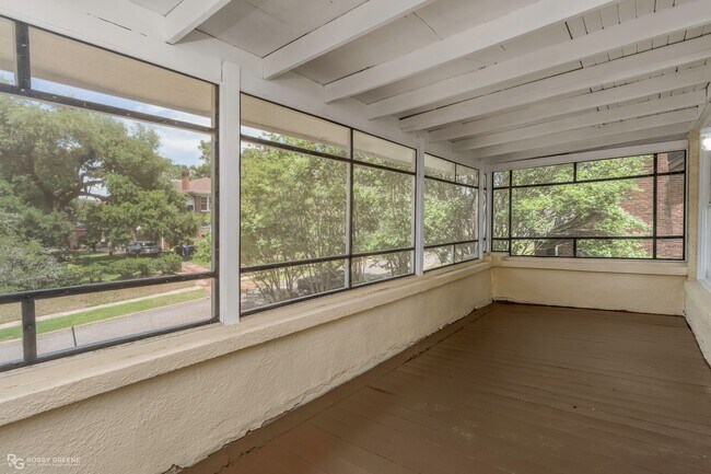 Building Photo - 2 bedroom duplex