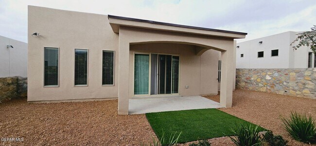 Building Photo - 1822 Bridle