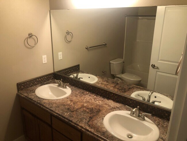 Building Photo - Newer 3 bedrooms 2.5 bathroom townhouse! MOVE IN SPECIAL!