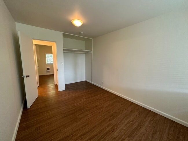 Building Photo - South Tabor 3 Bedroom 1.5 Bath Duplex Unit...