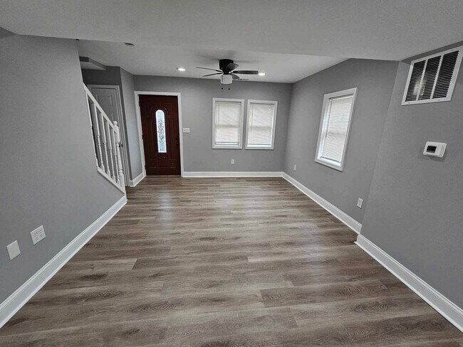 Building Photo - COMING SOON-4 Bedroom Townhouse in Essex