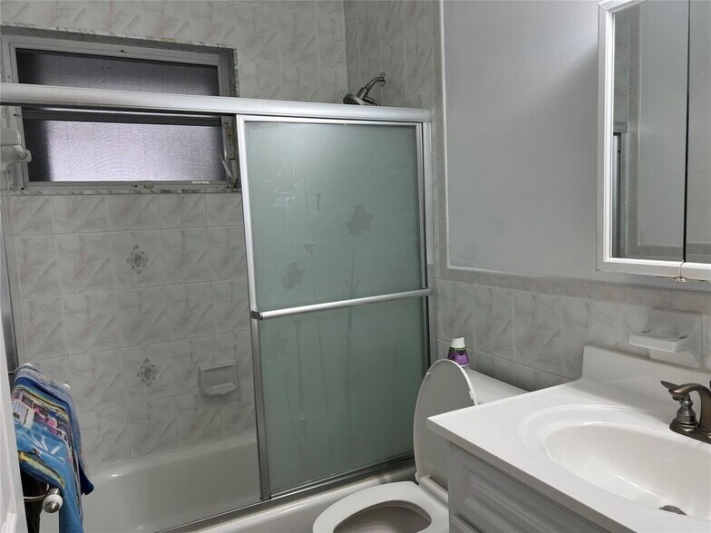 Building Photo - 7400 SW 37 Ct