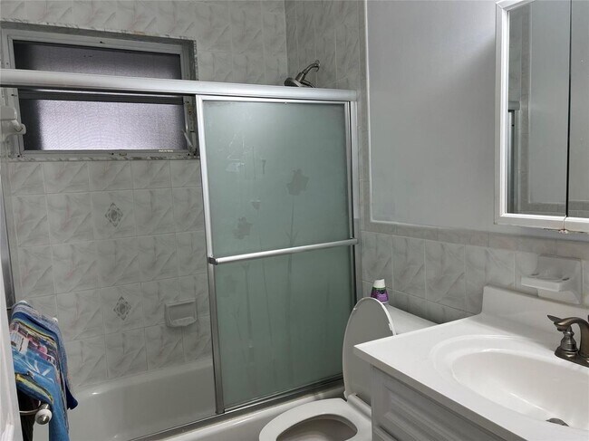 Building Photo - 7400 SW 37 Ct