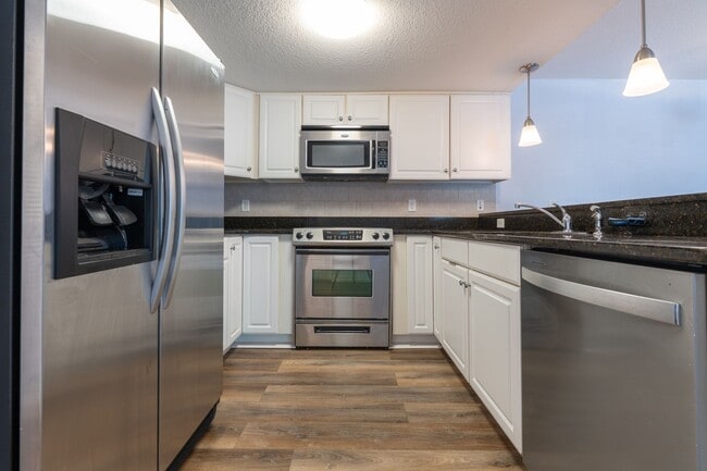Building Photo - MOVE IN READY 2-bedroom in Virginia Beach!