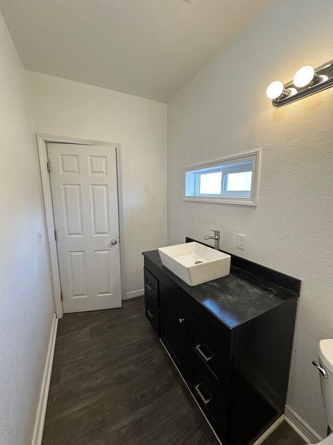 Building Photo - 2 Bed / 1 Bath House