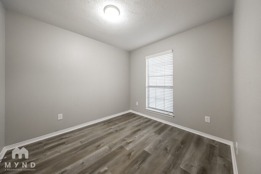 Building Photo - 701 Hillside Dr