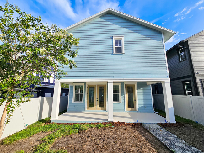 Building Photo - 408 E Oak Ave