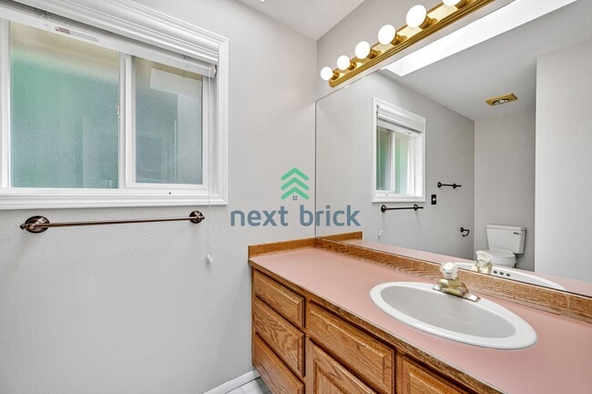 Building Photo - Beautiful 4 Bed 2.5 Bath single family hou...