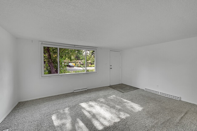 Building Photo - 708 S Roosevelt Ave