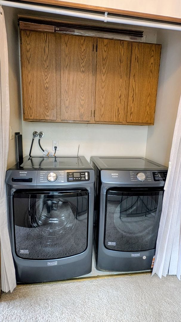 Building Photo - Spacious 3 Bedroom Townhome in Small Complex