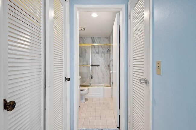 Building Photo - 3800 Galt Ocean Dr