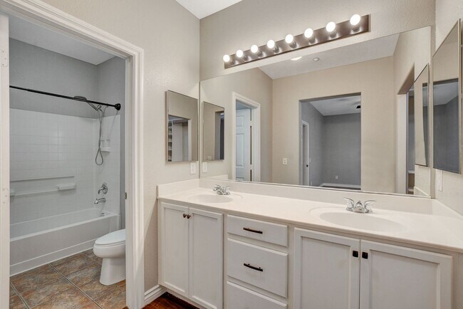 Building Photo - Gorgeous Three Bedroom in the Northwest!