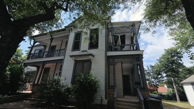 Building Photo - 822 E Carson St
