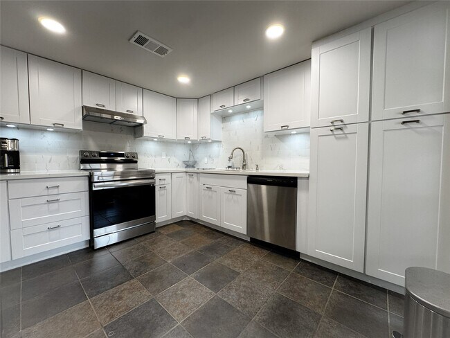 Building Photo - 637 S Ripple Creek Dr