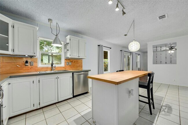 Building Photo - 1619 J J Seabrook Dr