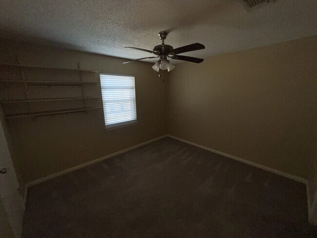 Building Photo - Beautiful 2 Bed, 2.5 Bath townhome on Jefferson Hwy
