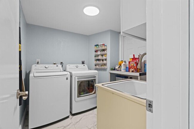 Building Photo - 5100 Yellow Pine Ln