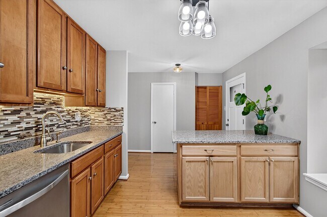 Building Photo - 8346 Stationhouse Ct