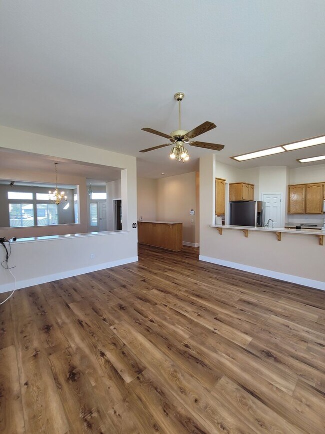 Building Photo - Stunning 2-Bed, 2.5-Bath Entertainer's Gem in Gated Summerset I