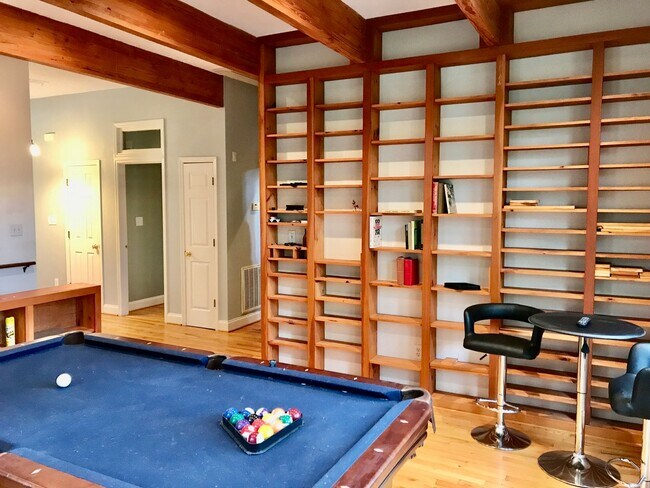 Building Photo - Excellent Location!!