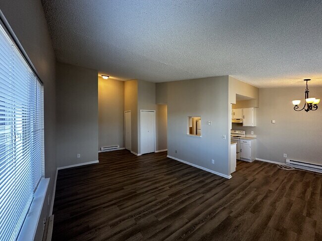 Building Photo - Beautiful Top Floor Condo with Great Views!