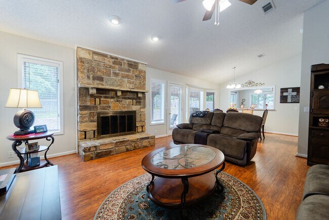 Building Photo - 3 Bed, 2 bath, in Hot Springs Village