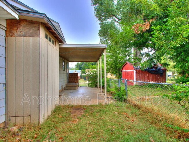 Building Photo - 608 Holoway Dr