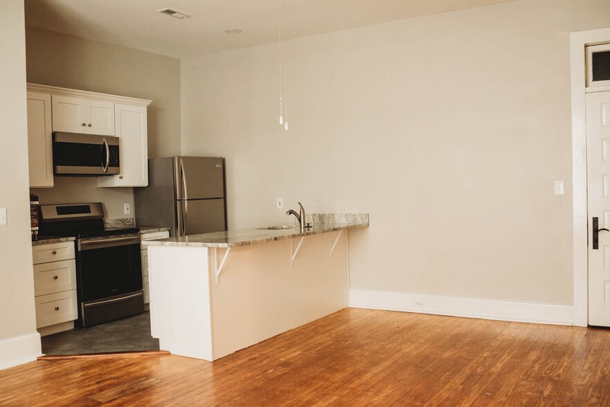 Open concept kitchen - 529 E Washington St