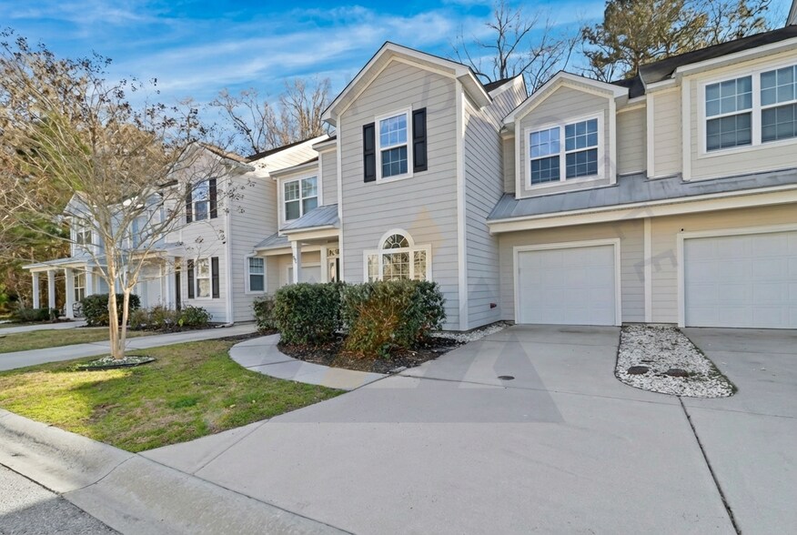 Building Photo - 206 Plumgrass Way