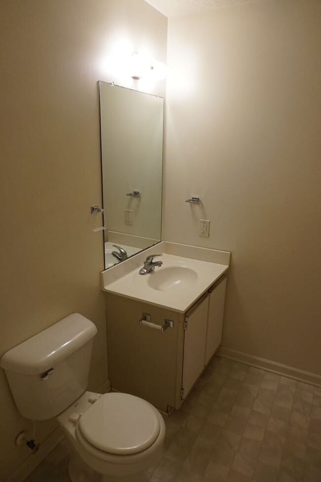 Building Photo - 2 Bedroom 2.5 Bathroom Townhome located in Marsh Oaks