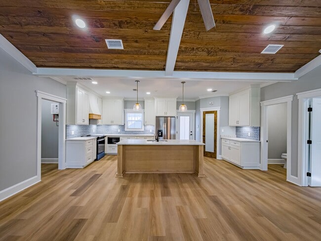 Building Photo - 807 Cherokee Ave