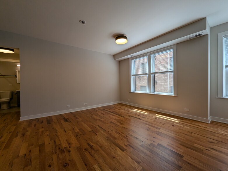 Building Photo - 648 W Wrightwood Ave